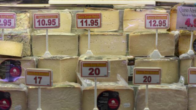 Diferentes quesos en una charcutería de un mercado.