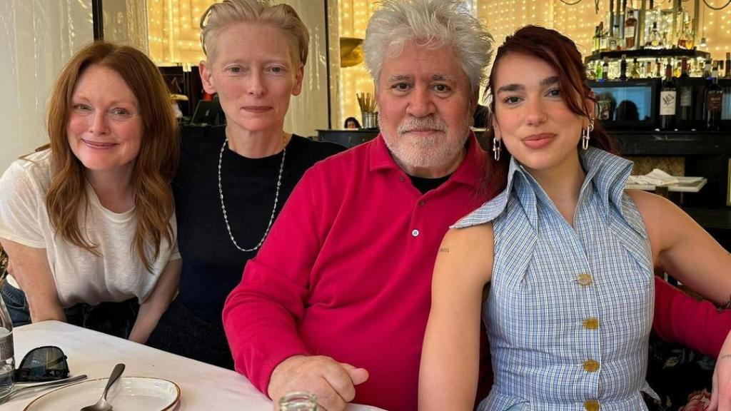Julianne Moore, Tilda Swinton, Pedro Almodóvar y Dua Lipa disfrutan de una comida.
