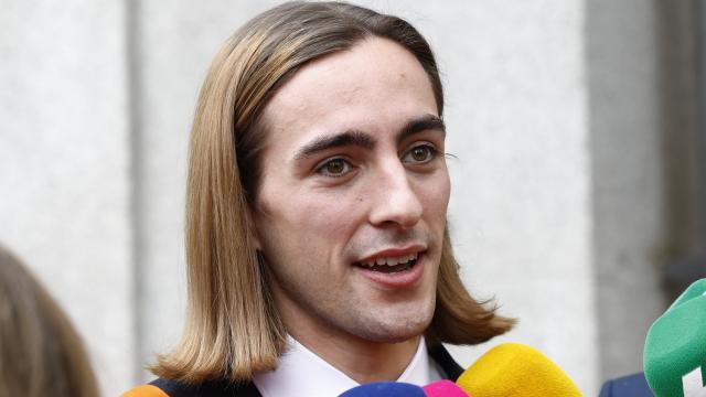 Pablo, el sobrino de Almeida, ante los medios de comunicación.