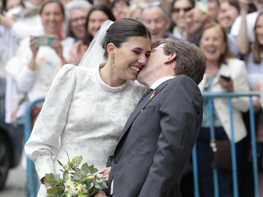 Teresa Urquijo y José Luis Martínez-Almeida tras darse el 'sí, quiero'.