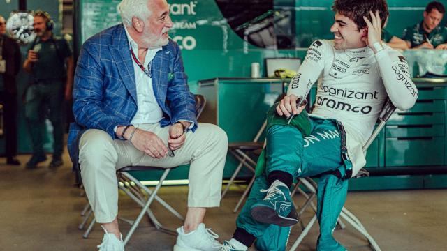 Lawrence Stroll y Lance Stroll conversan en el box de Aston Martin