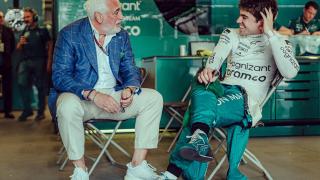 Lawrence Stroll y Lance Stroll conversan en el box de Aston Martin
