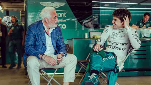 Lawrence Stroll y Lance Stroll conversan en el box de Aston Martin