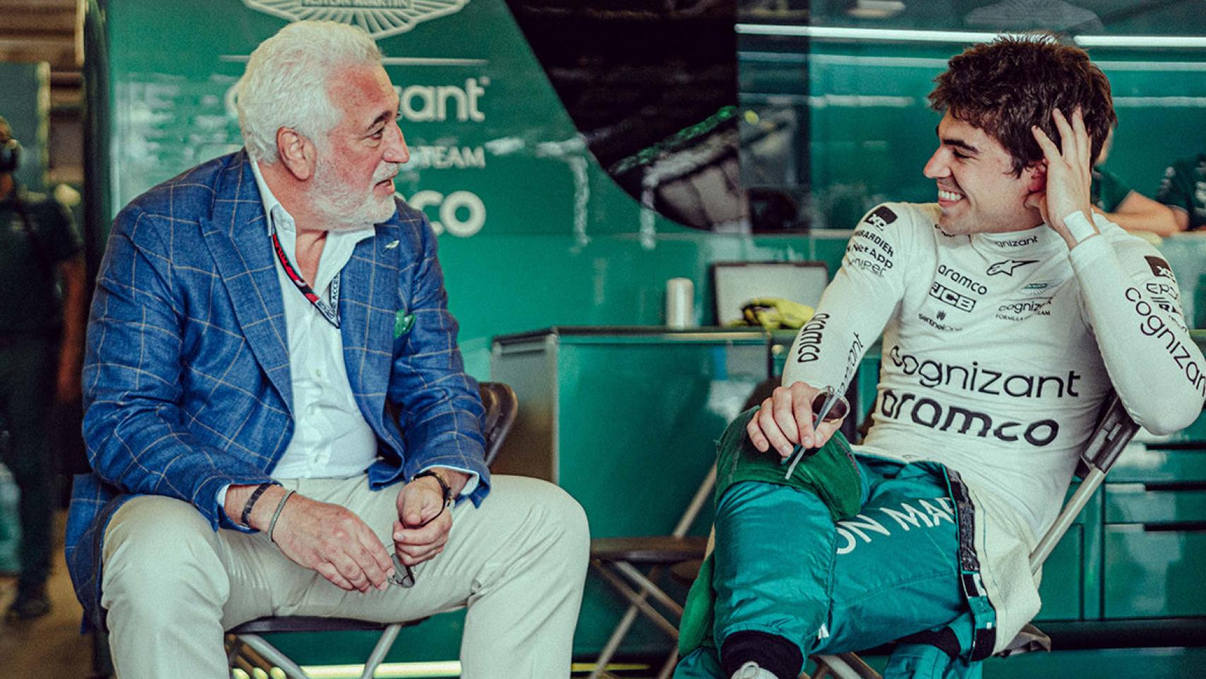 Lawrence Stroll y Lance Stroll conversan en el box de Aston Martin