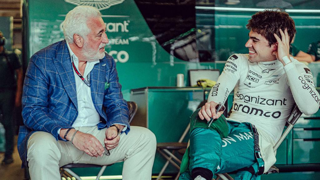 Lawrence Stroll y Lance Stroll conversan en el box de Aston Martin