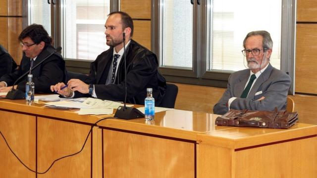 José Manuel Lomas junto a su abogado. Foto: EFE