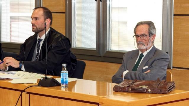 José Manuel Lomas junto a su abogado. Foto: EFE