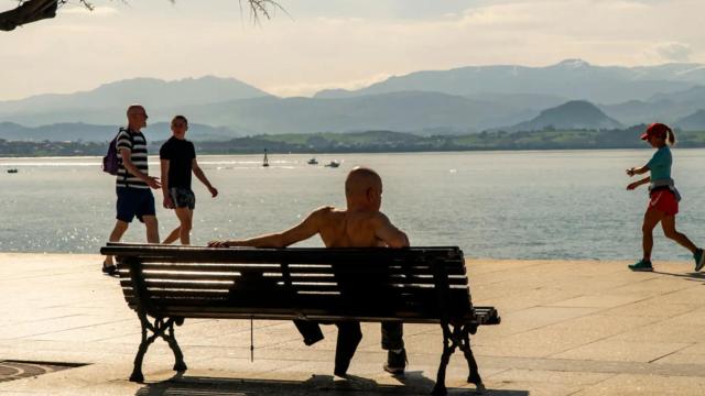 Varias personas disfrutan de un soleado día de primavera en marzo de 2024.