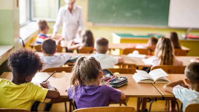 Imagen de archivo de niños dando clase en un colegio.