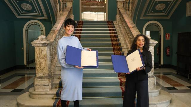 La embajadora de Estados Unidos, Julissa Reynoso (d), y la ministra de Inclusión, Seguridad Social y Migraciones, Elma Saiz (i).