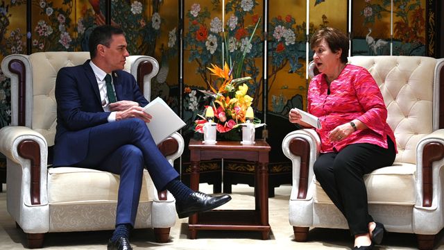 Pedro Sánchez charla con Kristalina Georgieva.