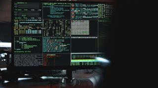 Una persona programando.