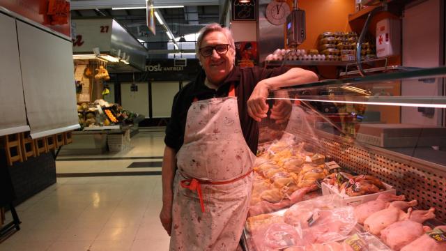 Higinio Gómez Ortiz en el mostrador de su Pollería Hermanos Gómez Ortiz, en el mercado de Vallehermoso, este lunes 8 de abril, el día que ha recibido el premio.
