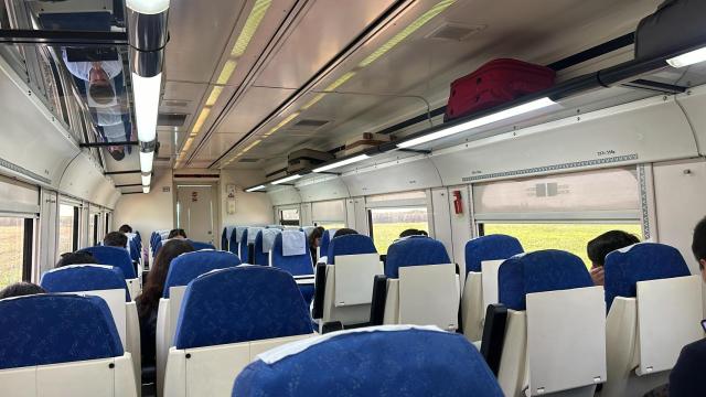 El interior de uno de los vagones del convoy accidentado.