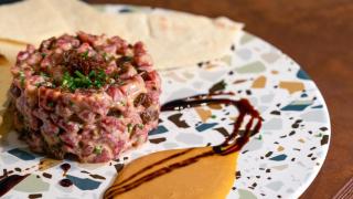 Tartar de salchichón de Málaga.