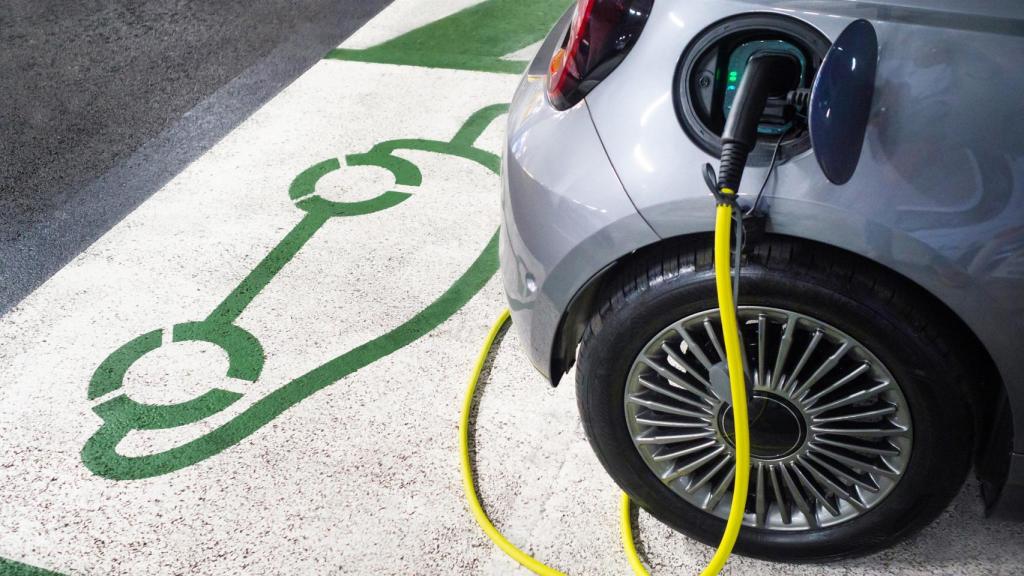 Coche eléctrico en un punto de recarga.