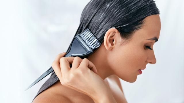 Adiós al tinte: el sencillo truco de la salvia que cubre las canas y previene su aparición