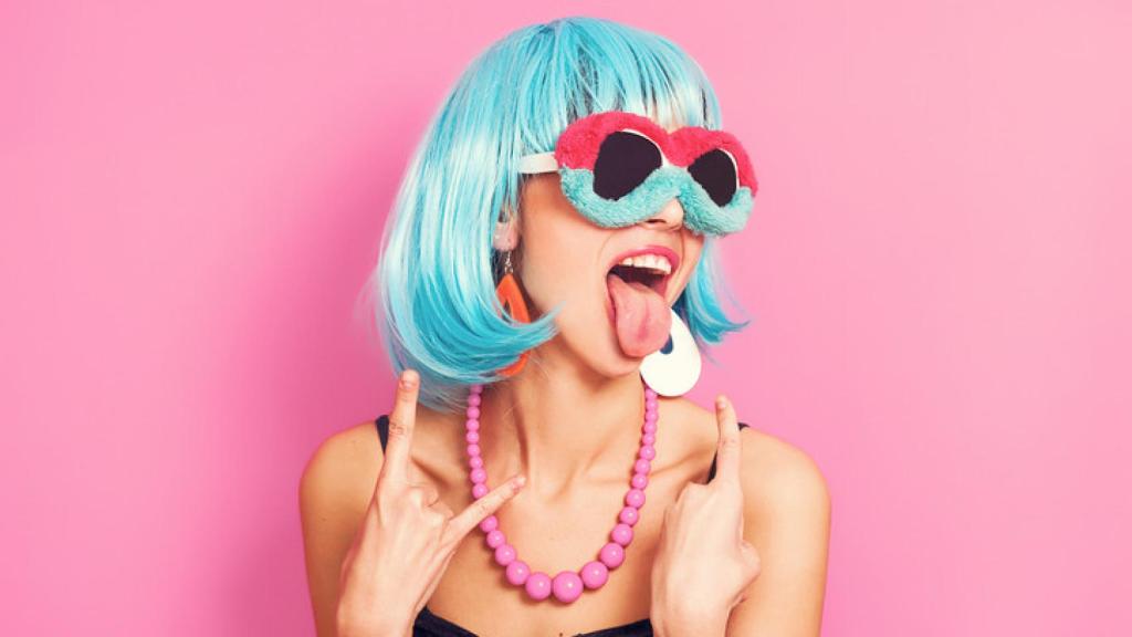 Mujer joven con estilo extravagante.