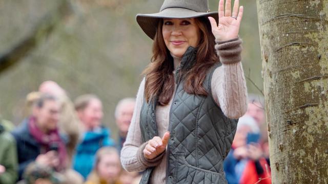 La Reina saluda en el parque natural de Dyrehaven.