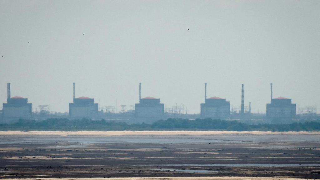 En el horizonte, la central nuclear de Zaporiyia. Imagen de archivo de junio de 2023.