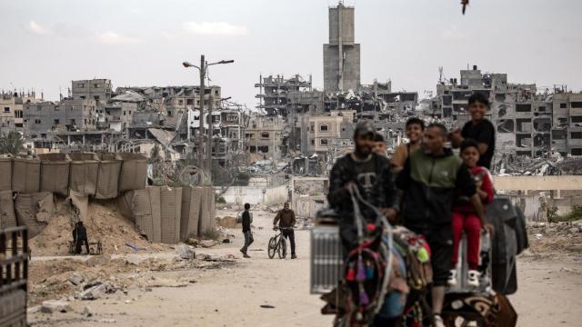 Los palestinos desplazados comienzan a regresar a la ciudad meridional de Jan Yunis el 8 de abril.