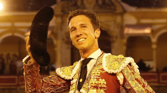 Juan Pedro García 'Calerito' en su salida a hombros por la puerta del patio de cuadrillas en Sevilla.