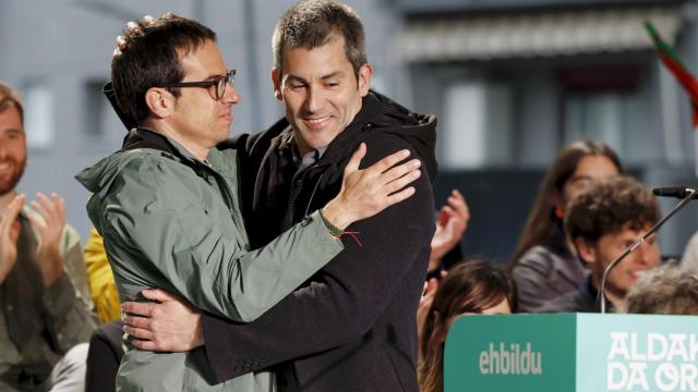 El candidato a lehendakari Pello Otxandiano (i) y el secretario general de Sortu, Arkaitz Rodriguez, este lunes en Andoáin (Guipúzcoa).