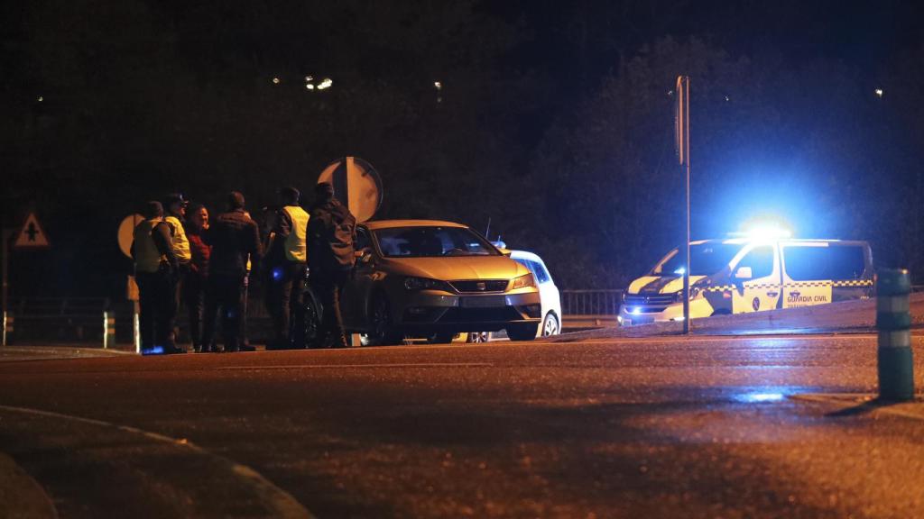 La Guardia Civil en la glorieta donde el hombre fue detenido.
