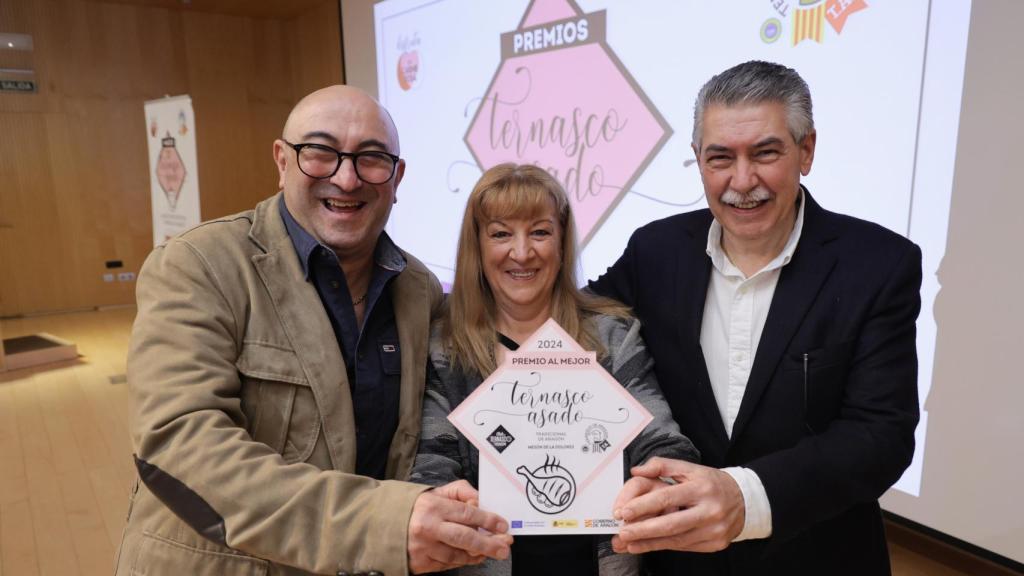 Mesón de la Dolores con su premio.