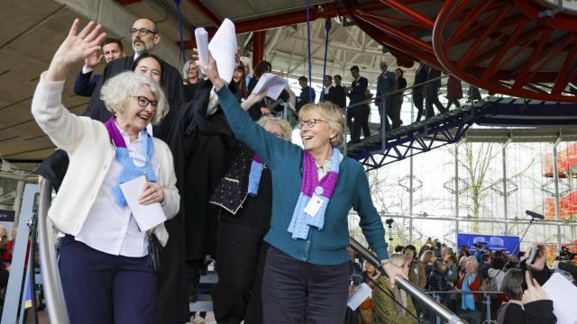 Activistas de la Asociación Suiza de Mujeres Mayores por el Clima, este martes.