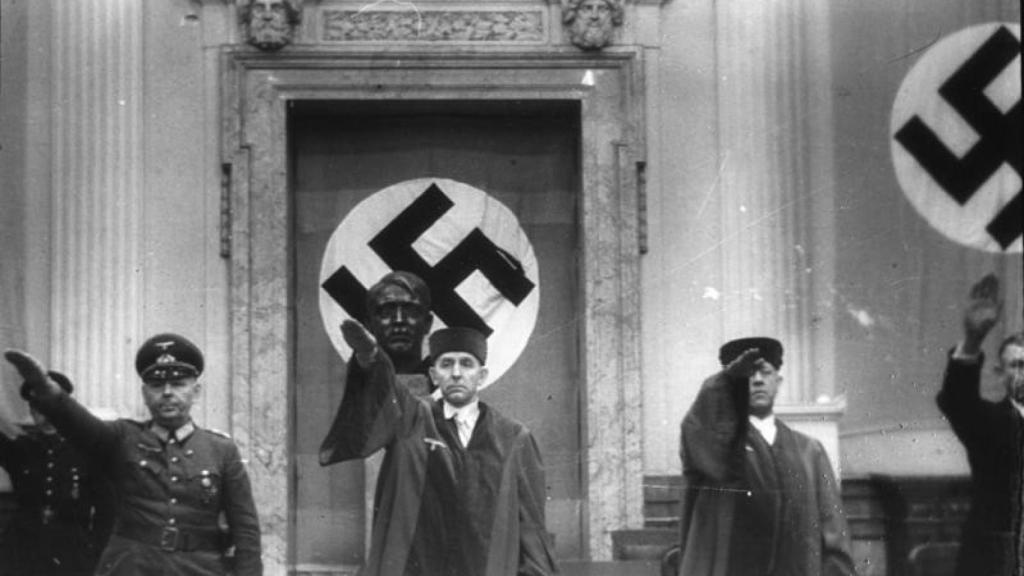 Roland Freisler (centro) haciendo el saludo nazi en una de sus sesiones en el Tribunal del Pueblo
