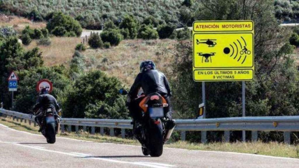 Imagen de archivo de dos motoristas en la carretera.