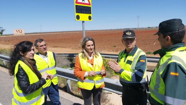 Milagros Tolón, en el centro, comprueba el funcionamiento del cruce inteligente.