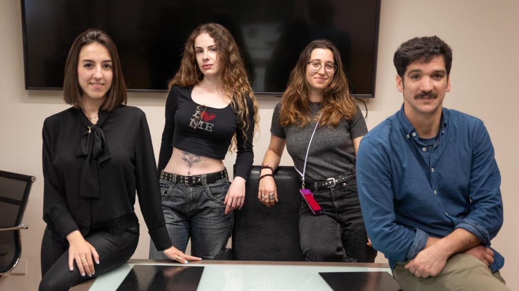 Clara Arrabal, Claudia Hernández, Angelica Rimini y Juan Villanueva, en la redacción de la calle Padilla.