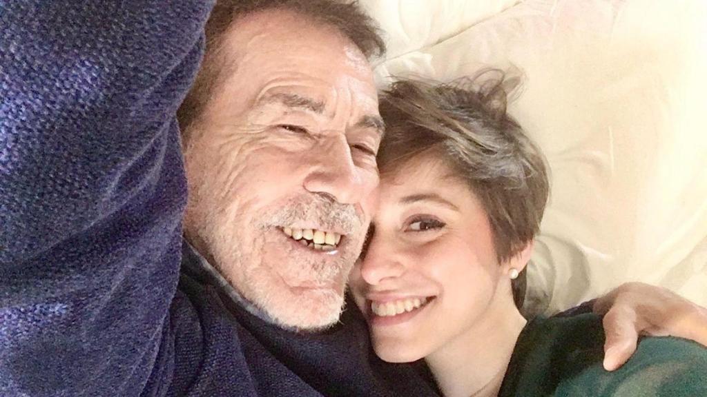 Fernando Sánchez Dragó, sonriente y enamorado, posando con Emma en una fotografía.