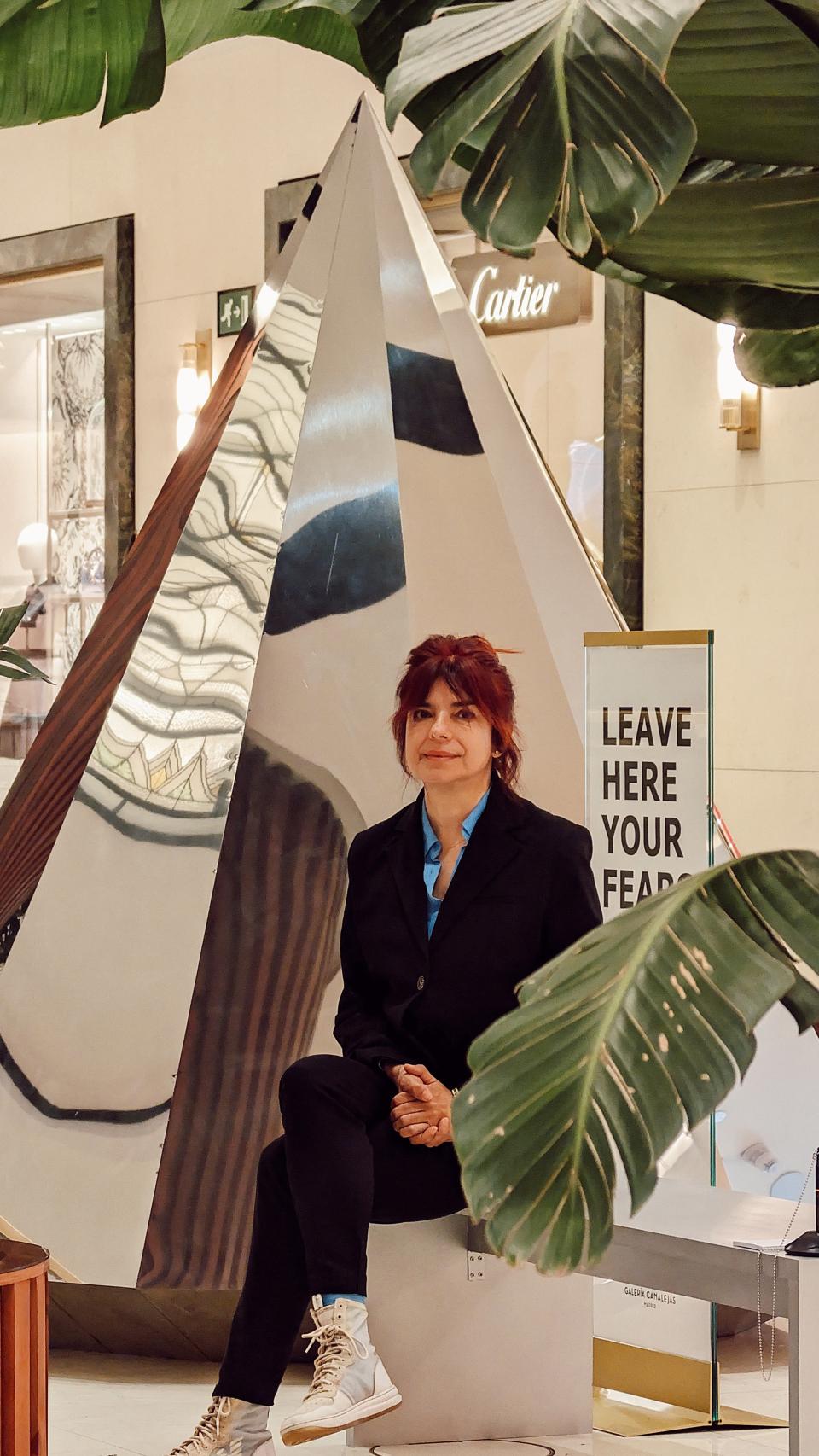 Alicia Framis posa frente a su escultura en Galería Canalejas.