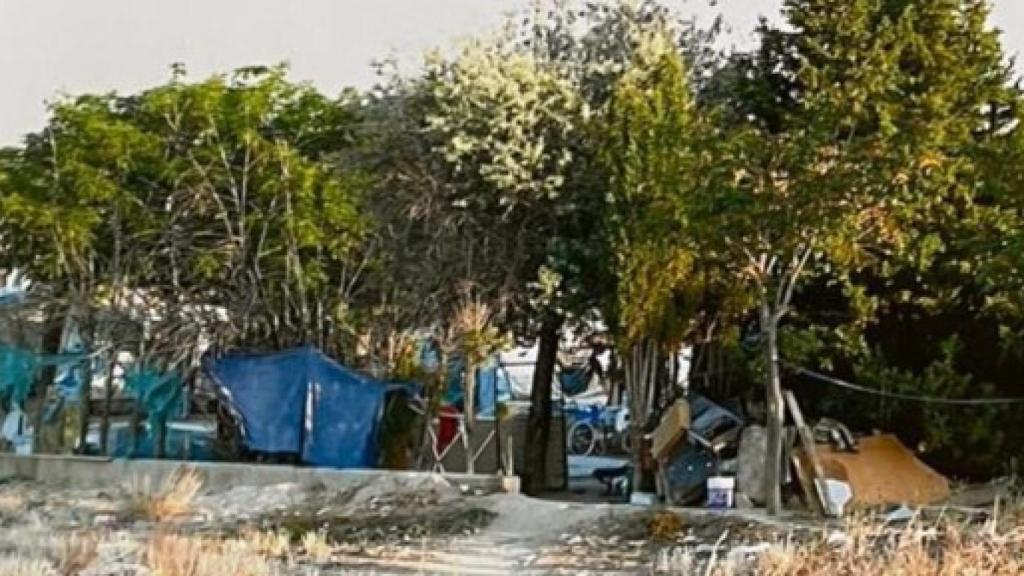 Los okupas han colocado algunas lonas en la valla perimetral de la finca de Adela.