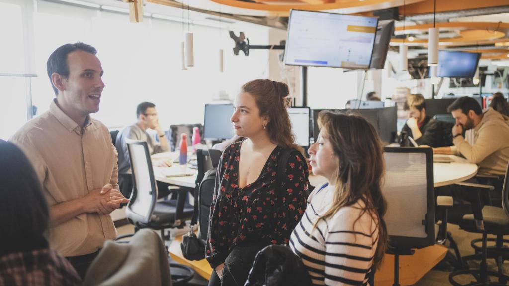 David Palomo, redactor jefe de reportajes, da indicaciones a Andrea Gómez y Rocío López Lara.