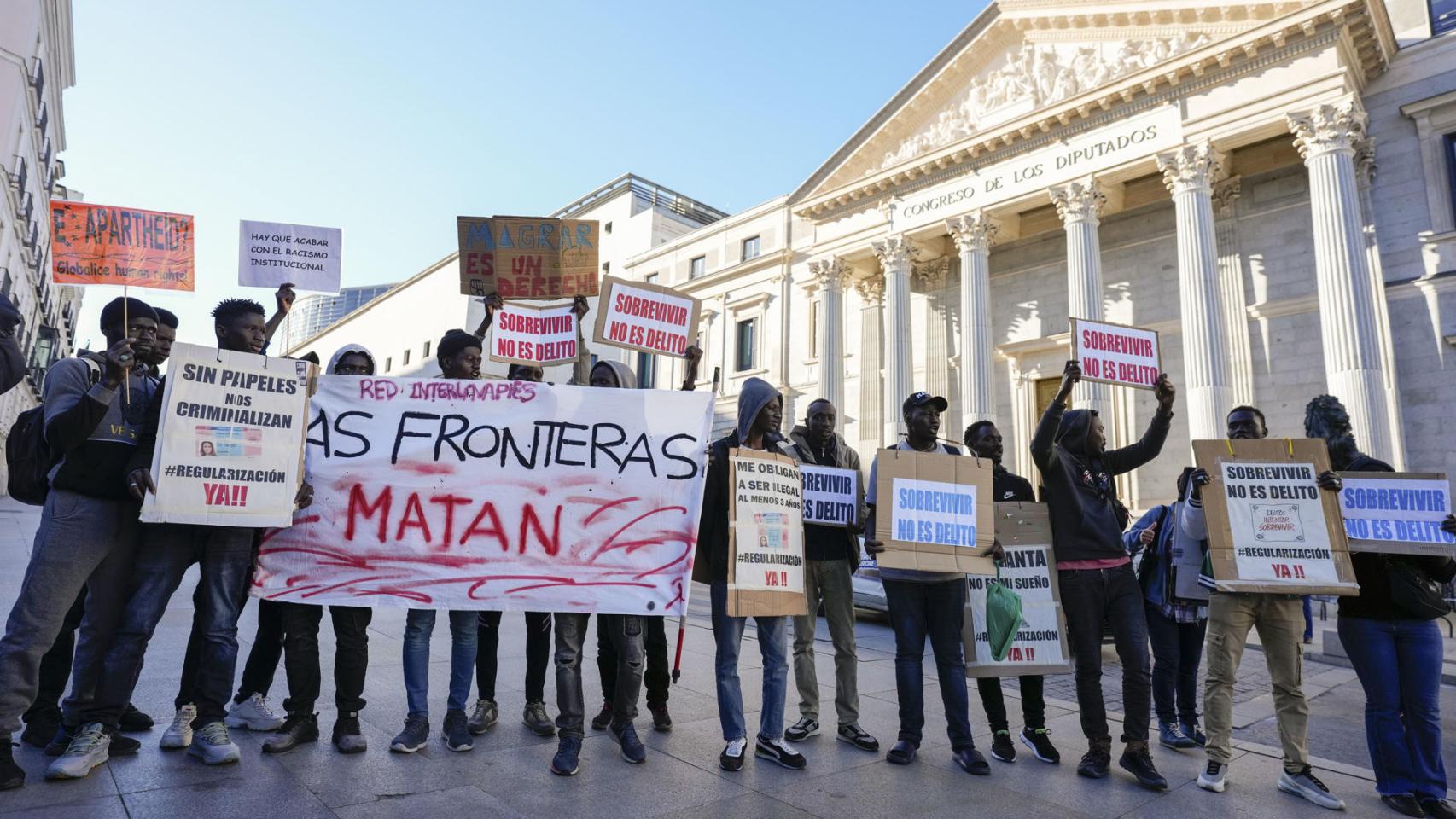 Un grupo de inmigrantes se manifiesta frente al Congreso de los Diputados. EFE