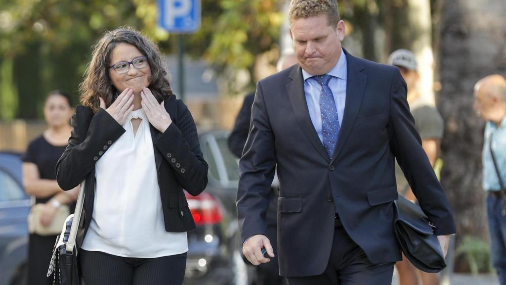Mónica Oltra, junto a uno de sus abogados en la Ciudad de la Justicia de Valencia.