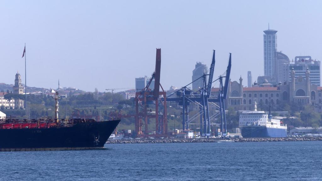 Vista general del puerto Haydarpasa de Estambul, este martes sobre el Bósforo.