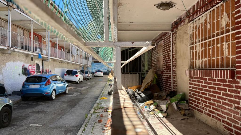 Una de las viviendas tapiadas de la UVA de Hortaleza, con basura acumulada en la entrada.
