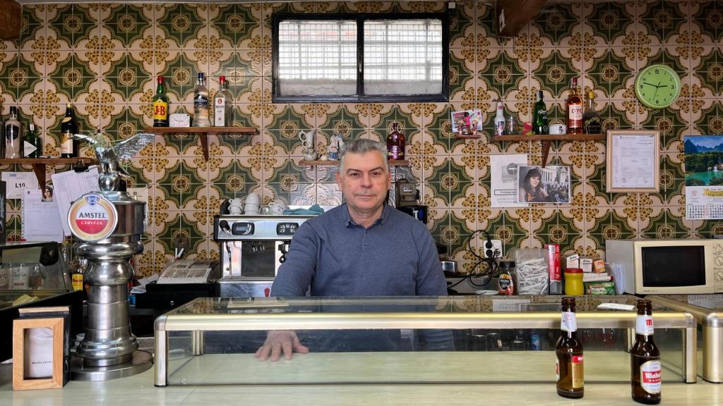 Raffaele 'el italiano', tras la barra del bar de la calle Abertura.