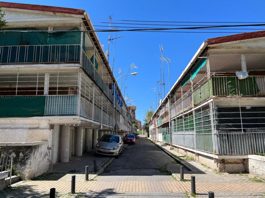 Hileras de pisos de la calle Abegondo.