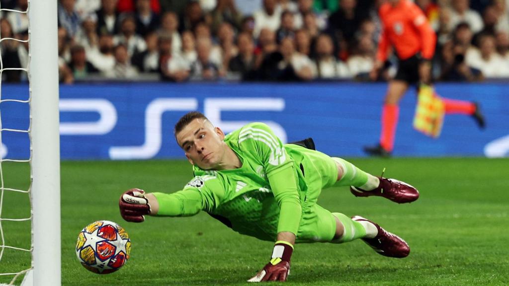 Lunin, en plena estirada.