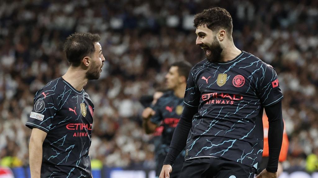 Gvardiol celebra con Bernardo Silva su gol contra el Real Madrid.