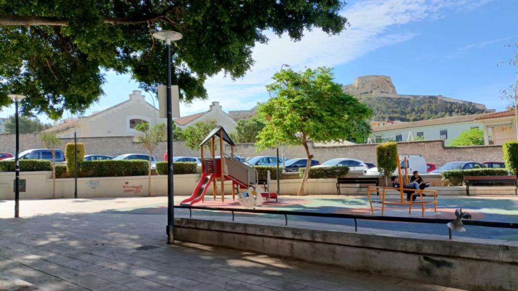 La plaza de la Pipa en Alicante con el castillo de Santa Bárbara detrás.