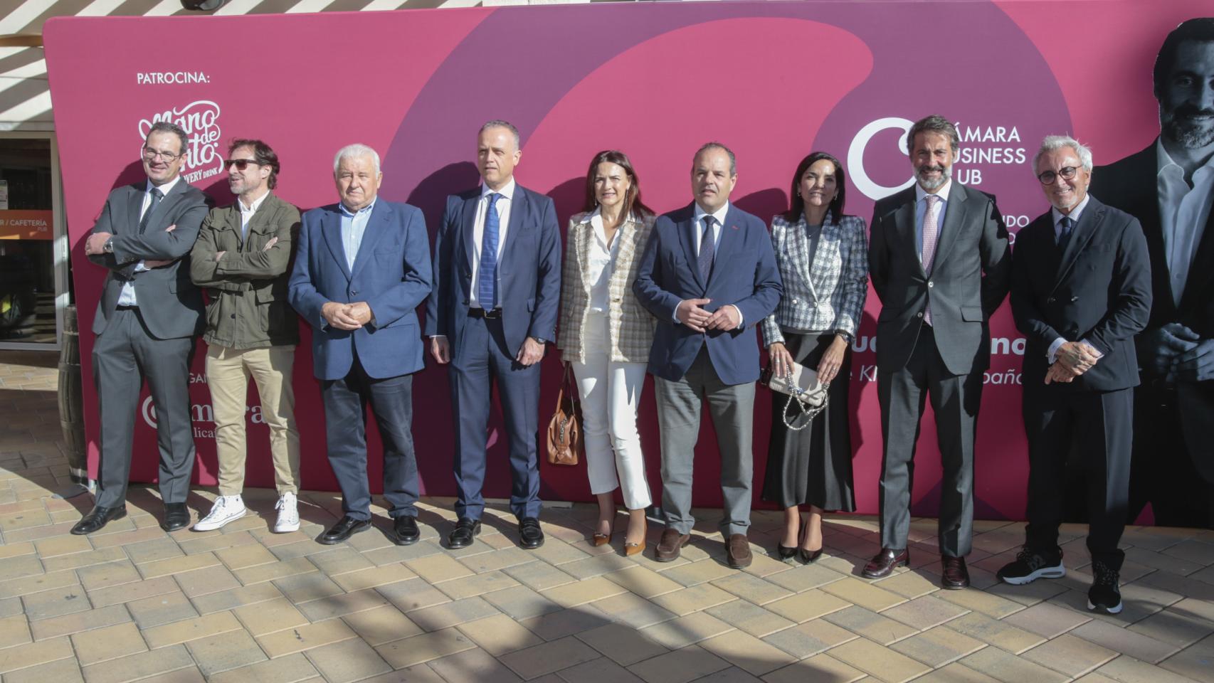 Foto de familia de los Cámra Business Club de Alicante, con Juanjo Cano, presidente de KPMG España.