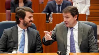 El vicepresidente de la Junta, Juan García-Gallardo y el presidente, Alfonso Fernández Mañueco, en el pleno de las Cortes de este martes.