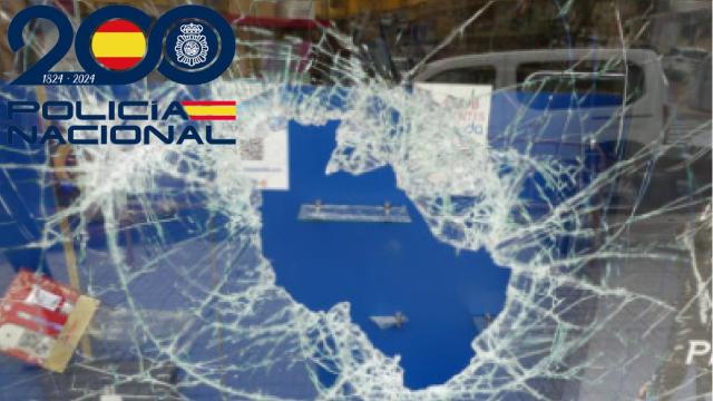 Cristal del escaparate reventado por el ladrón